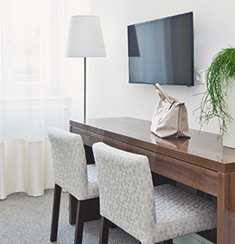 Standard szoba - Adele Hotel - asztal